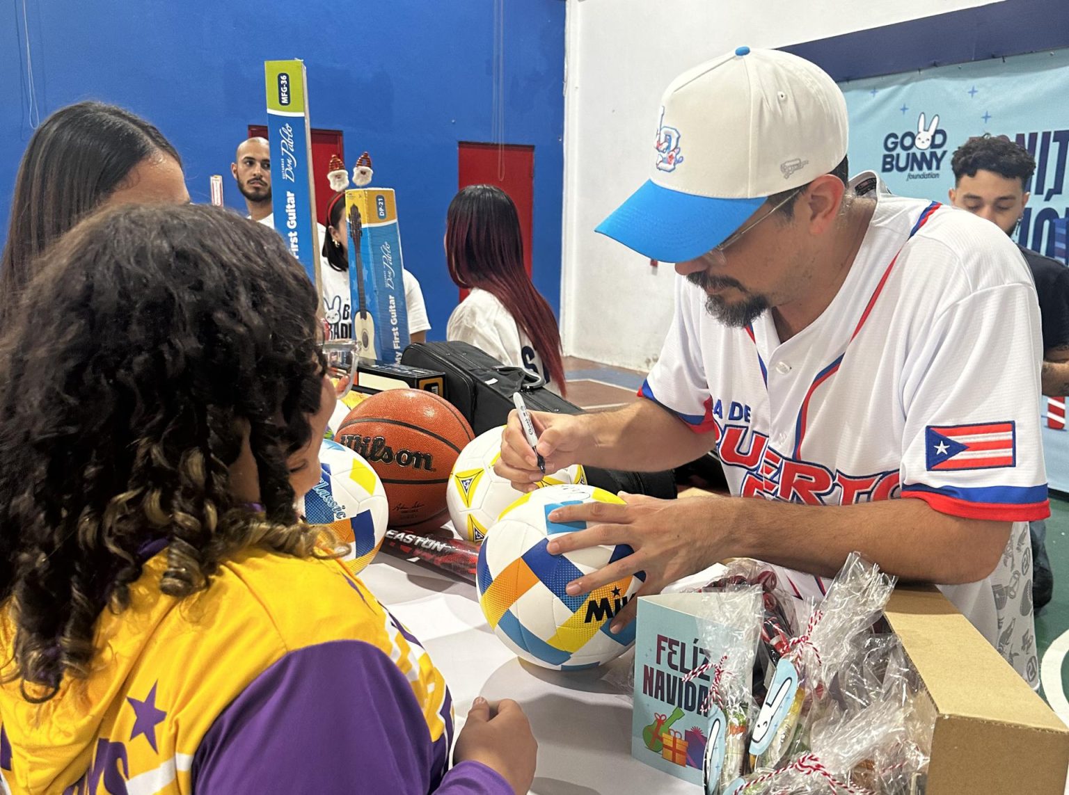 Fotografía cedida por la Fundación Good Bunny del cantante puertorriqueño Bad Bunny durante una entrega de regalos, este martes durante el evento 'Bonita tradición', en el municipio de Aguas Buenas (Puerto Rico). EFE/ Fundación Good Bunny / SOLO USO EDITORIAL/ SOLO DISPONIBLE PARA ILUSTRAR LA NOTICIA QUE ACOMPAÑA (CRÉDITO OBLIGATORIO)