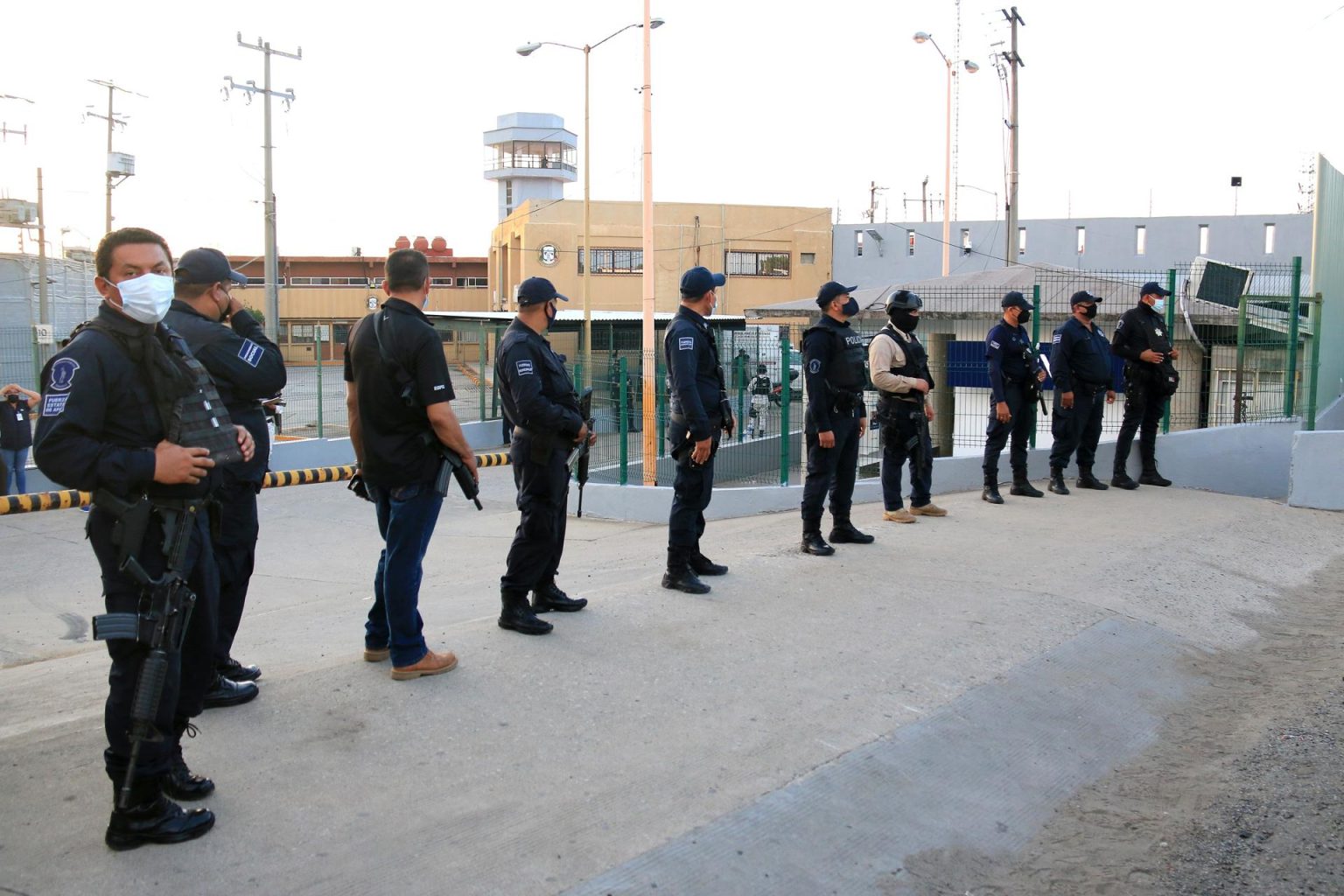 Imagen de archivo de miembros de la Secretaría de Seguridad y Protección Ciudadana queresguardan el exterior del reclusorio de la ciudad de Villahermosa, estado de Tabasco (México). EFE/Manuel López