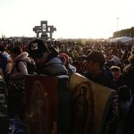 Feligreses mexicanos caminan durante el peregrinaje anual a la Basílica de Guadalupe este jueves, en la Ciudad de México (México). EFE/ Sáshenka Gutiérrez