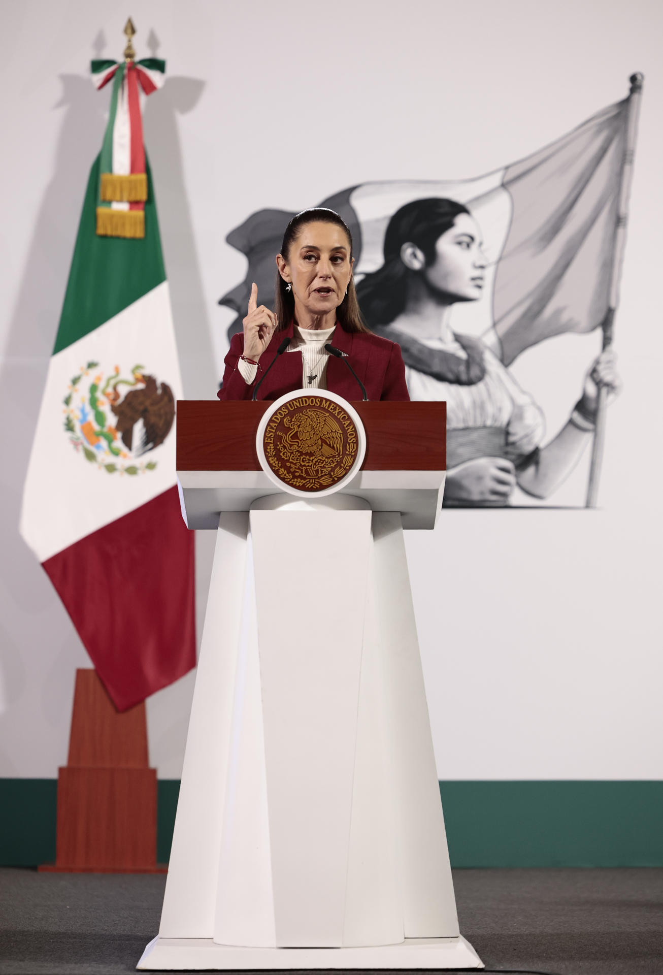 La presidenta de México, Claudia Sheinbaum, participa este jueves durante una rueda de prensa en Palacio Nacional de la Ciudad de México (México). EFE/José Méndez
