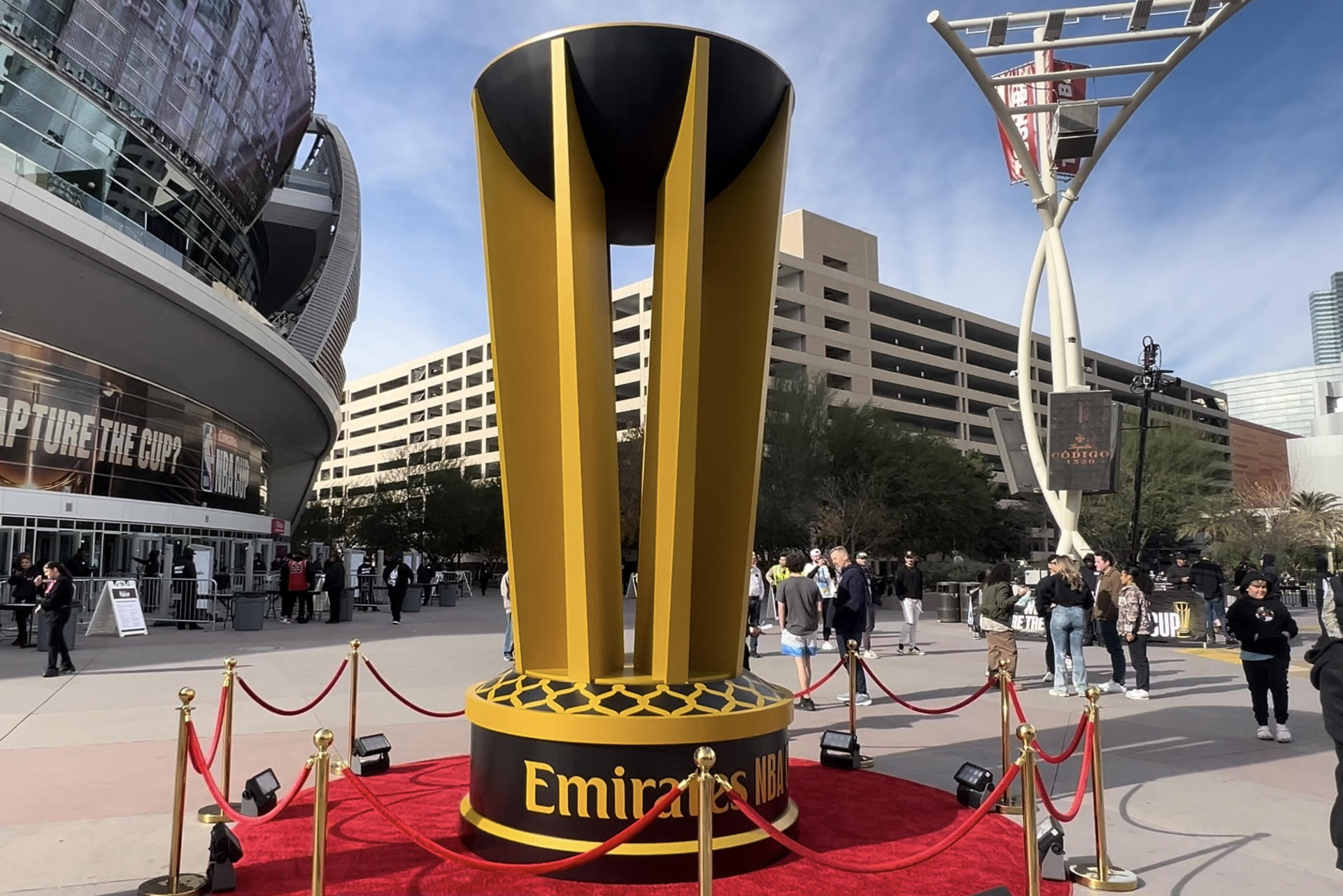 Fotografía de una réplica de la Copa de la NBA en Las Vegas (EE.UU.). EFE/ Andrea Montolivo
