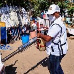 Trabajadores participan en una jornada de fumigación en zonas propensas a la proliferación de los mosquitos transmisores del dengue en Acapulco (México). Imagen de archivo. EFE/ David Guzmán