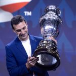 El seleccionador del equipo nacional masculino de fútbol de Argentina, Lionel Scaloni, al levantar la Copa América, en diciembre de 2023, en Miami (Florida, EE.UU.). EFE/Cristóbal Herrera