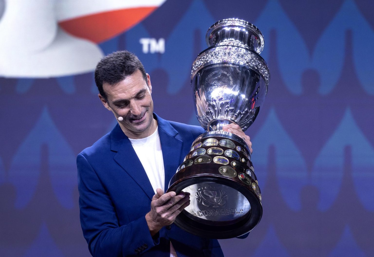 El seleccionador del equipo nacional masculino de fútbol de Argentina, Lionel Scaloni, al levantar la Copa América, en diciembre de 2023, en Miami (Florida, EE.UU.). EFE/Cristóbal Herrera