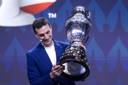 El seleccionador del equipo nacional masculino de fútbol de Argentina, Lionel Scaloni, al levantar la Copa América, en diciembre de 2023, en Miami (Florida, EE.UU.). EFE/Cristóbal Herrera