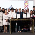 El director general del Instituto Nacional de Pueblos Indigenas, Adelfo Regino (4i) y la presidenta de México Claudia Sheinbaum (4d) firman decreto de la Comisión Presidencial de Planes de Justicia y Desarrollo Regional de los Pueblos Indígenas y Afroamericanos, en un acto celebrado en Palacio Nacional este martes, en la Ciudad de México (México). EFE/José Méndez