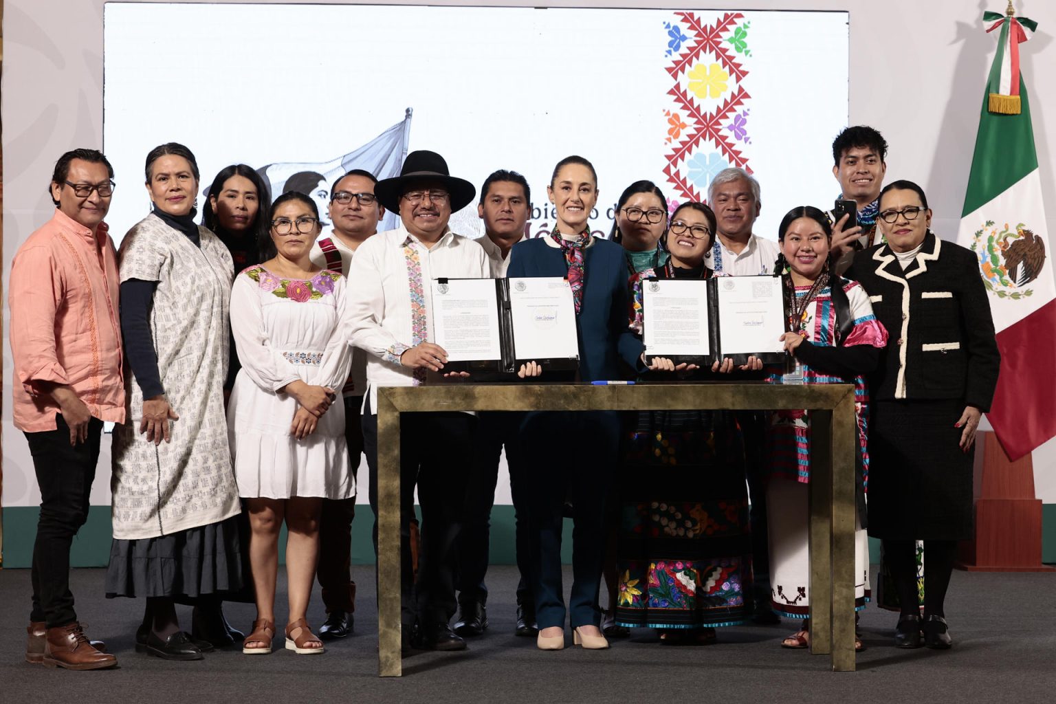 El director general del Instituto Nacional de Pueblos Indigenas, Adelfo Regino (4i) y la presidenta de México Claudia Sheinbaum (4d) firman decreto de la Comisión Presidencial de Planes de Justicia y Desarrollo Regional de los Pueblos Indígenas y Afroamericanos, en un acto celebrado en Palacio Nacional este martes, en la Ciudad de México (México). EFE/José Méndez