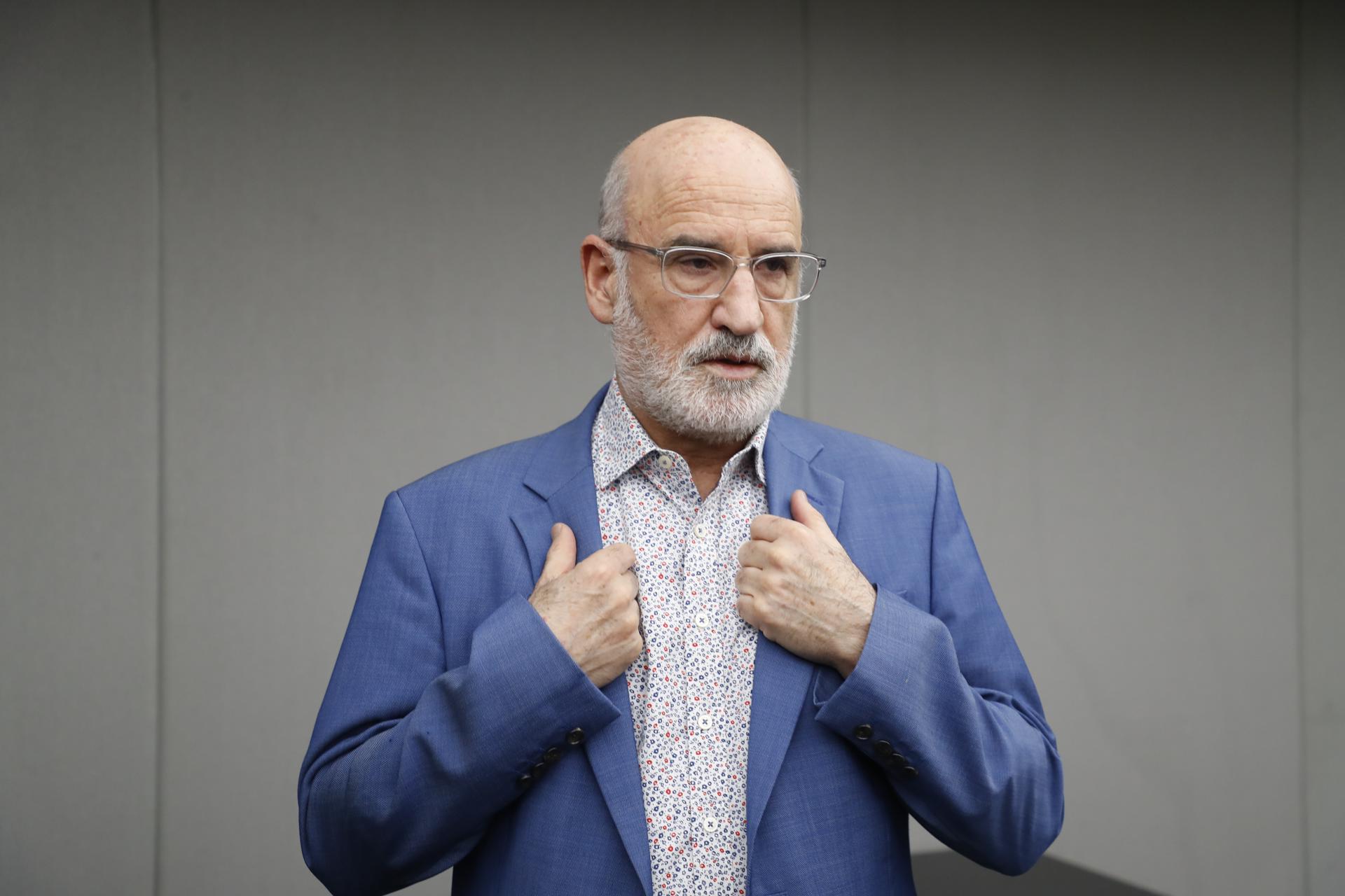 Fotografía del 30 de noviembre de 2024 del escritor español Fernando Aramburu durante una entrevista con EFE, en el marco de la edición 38 de la Feria Internacional del Libro de Guadalajara (FIL), este lunes en Guadalajara (México). EFE/ Francisco Guasco
