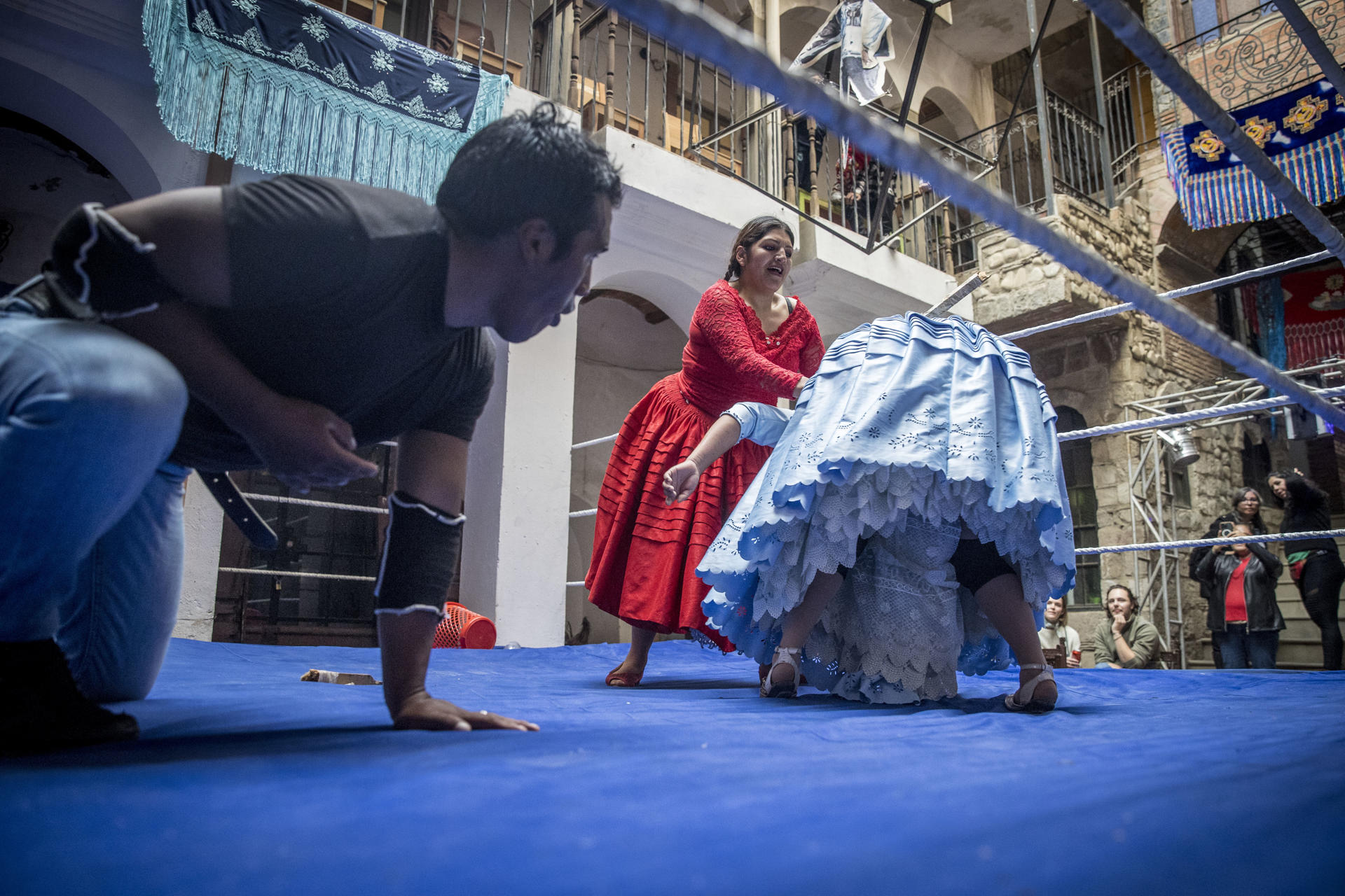 Un par de cholitas luchadoras, durante un combate, en La Paz (Bolivia). EFE/Esteban Biba
