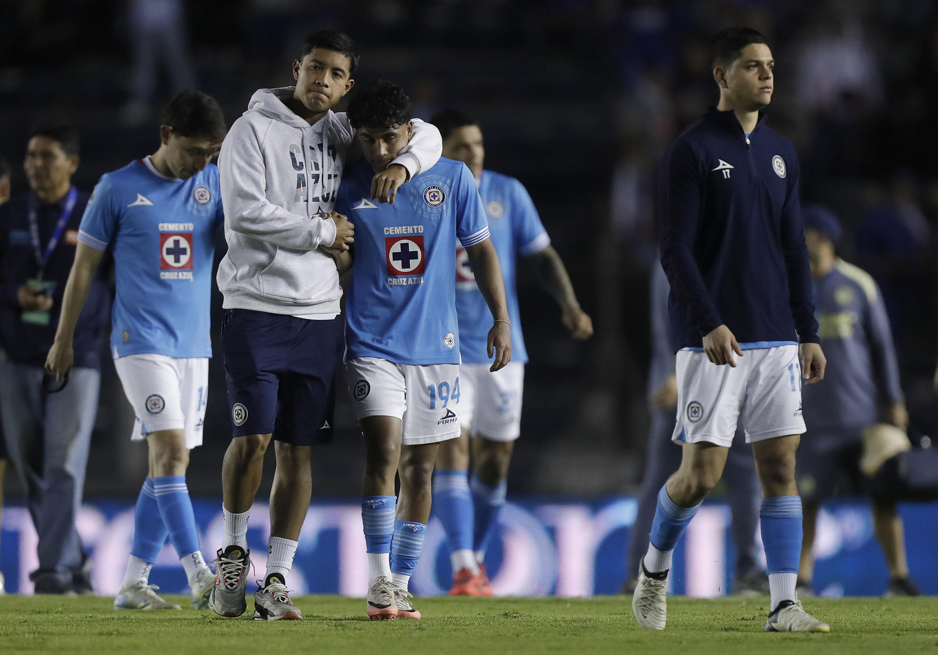 Jugadores de Cruz Azul expresan este domingo su desconsuelo tras perder con América la serie por un cupo en la final del torneo Apertura mexicano.EFE/Isaac Esquivel
