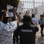 Fotografía de archivo del 31 de octubre de 2024 de periodistas protestando frente a la delegación de la Fiscalía General de la República (FGR), en el municipio de Chilpancingo, en Guerrero (México). EFE/José Luis de la Cruz