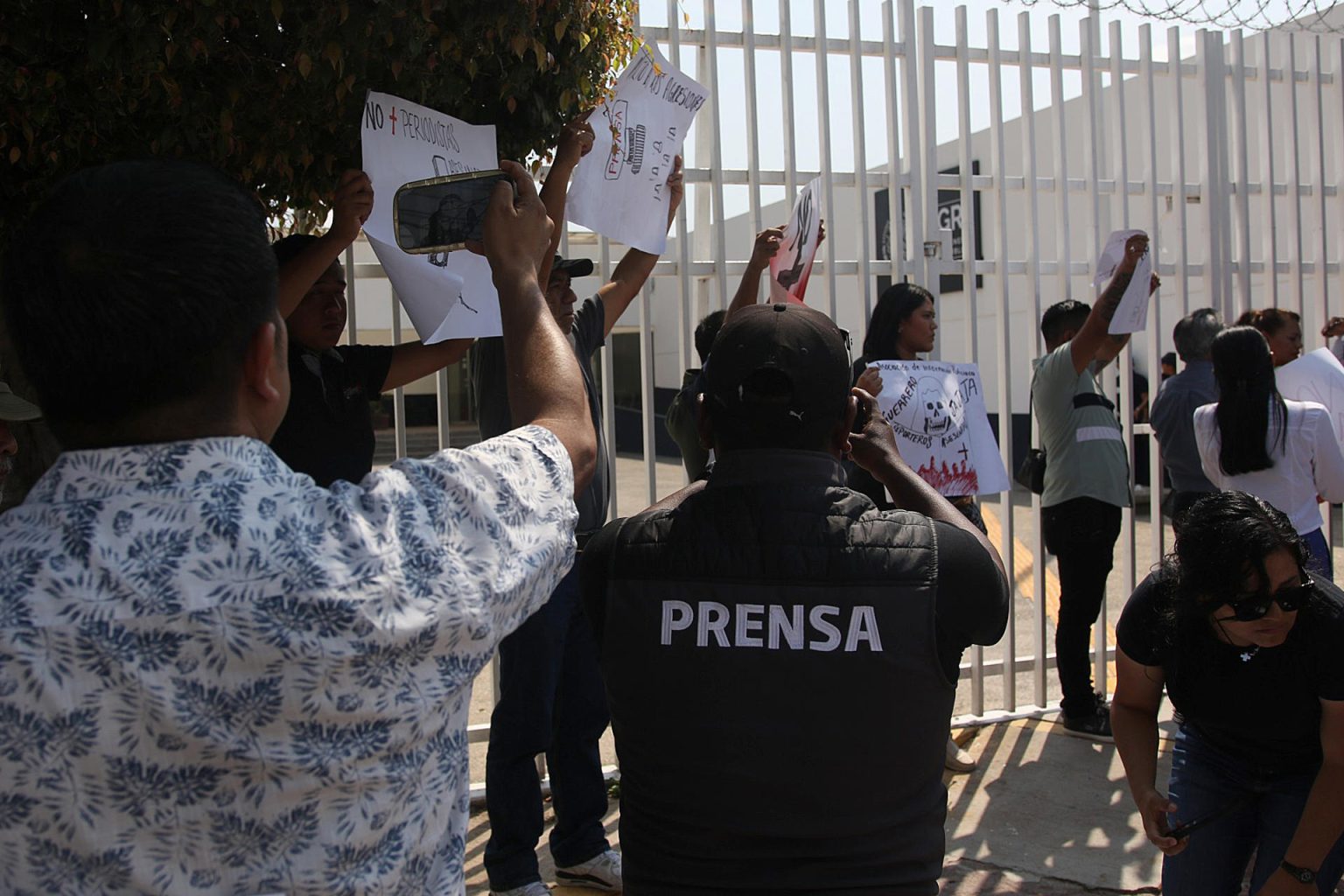 Fotografía de archivo del 31 de octubre de 2024 de periodistas protestando frente a la delegación de la Fiscalía General de la República (FGR), en el municipio de Chilpancingo, en Guerrero (México). EFE/José Luis de la Cruz