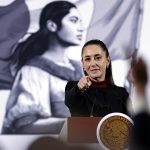 La presidenta de México, Claudia Sheinbaum, reacciona durante una rueda de prensa este lunes, en el Palacio Nacional de la Ciudad de México (México). EFE/Sáshenka Gutiérrez