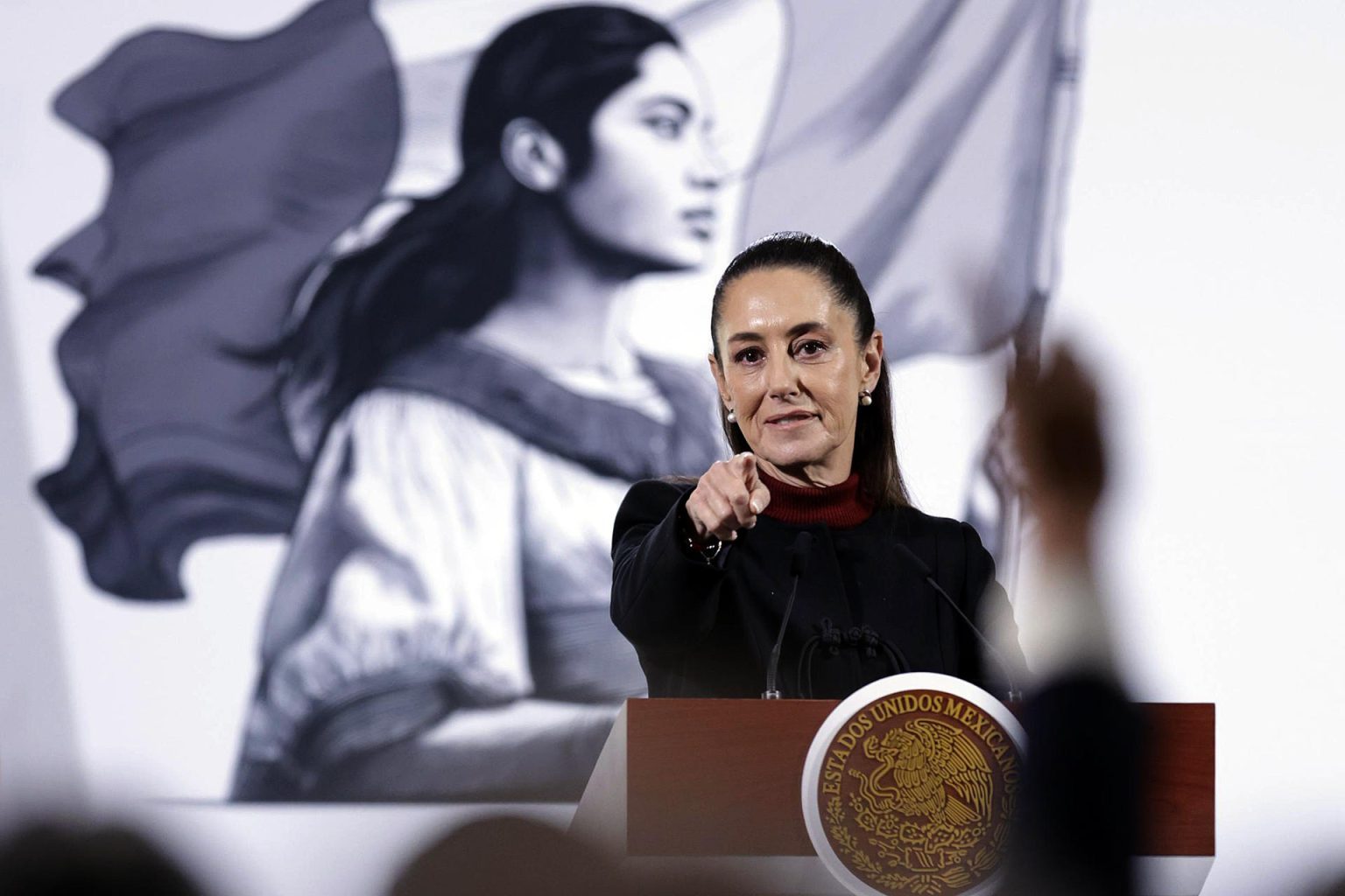 La presidenta de México, Claudia Sheinbaum, reacciona durante una rueda de prensa este lunes, en el Palacio Nacional de la Ciudad de México (México). EFE/Sáshenka Gutiérrez