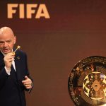 El presidente de la FIFA, Giani Infantino, presenta el trofeo durante la ceremonia del sorteo de la Copa Mundial de Clubes de la FIFA 2025 en Miami, EE. UU. EFE/EPA/CRISTOBAL HERRERA-ULASHKEVICH