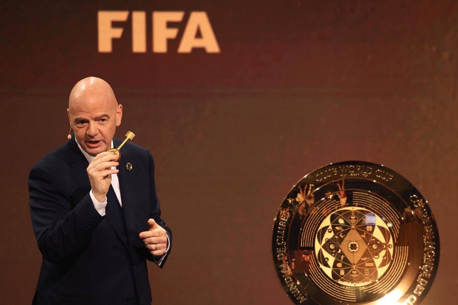 El presidente de la FIFA, Giani Infantino, presenta el trofeo durante la ceremonia del sorteo de la Copa Mundial de Clubes de la FIFA 2025 en Miami, EE. UU. EFE/EPA/CRISTOBAL HERRERA-ULASHKEVICH