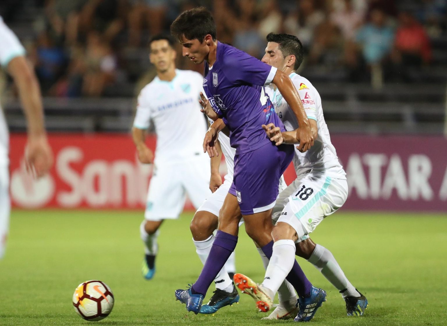 Fotografía de archivo en la que se registró a Ramiro Cristóbal (c), al actuar para el club uruguayo de fútbol Defensor Sporting, en el estadio Luis Franzini de Montevideo (Uruguay). Cristóbal es nuevo refuerzo del club Mushuc Runa de Ecuador. EFE/Raúl Martínez