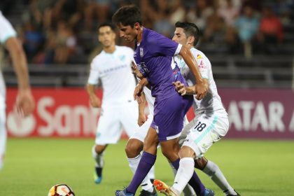 Fotografía de archivo en la que se registró a Ramiro Cristóbal (c), al actuar para el club uruguayo de fútbol Defensor Sporting, en el estadio Luis Franzini de Montevideo (Uruguay). Cristóbal es nuevo refuerzo del club Mushuc Runa de Ecuador. EFE/Raúl Martínez