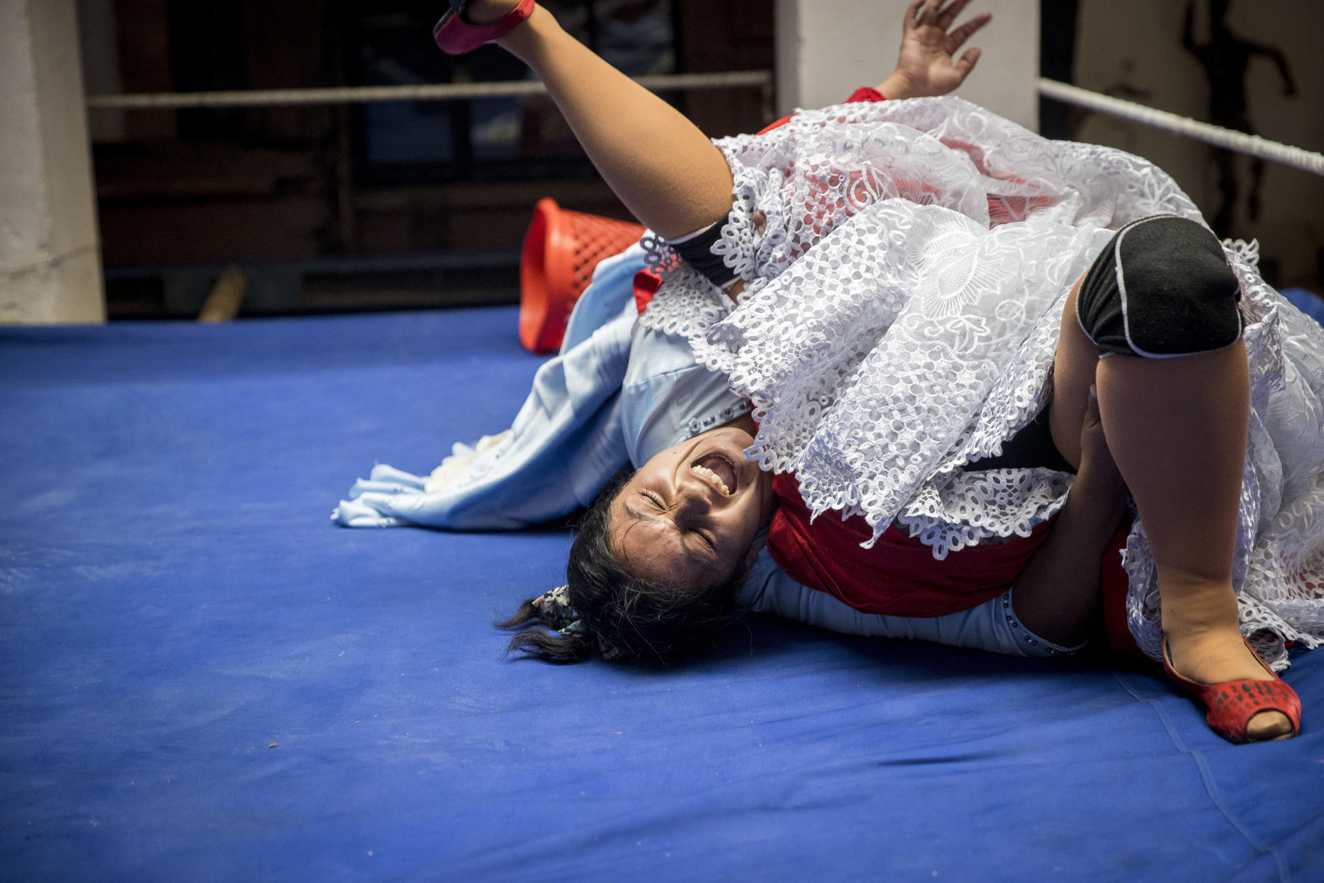 Un par de cholitas luchadoras, durante un combate, en La Paz (Bolivia). EFE/Esteban Biba
