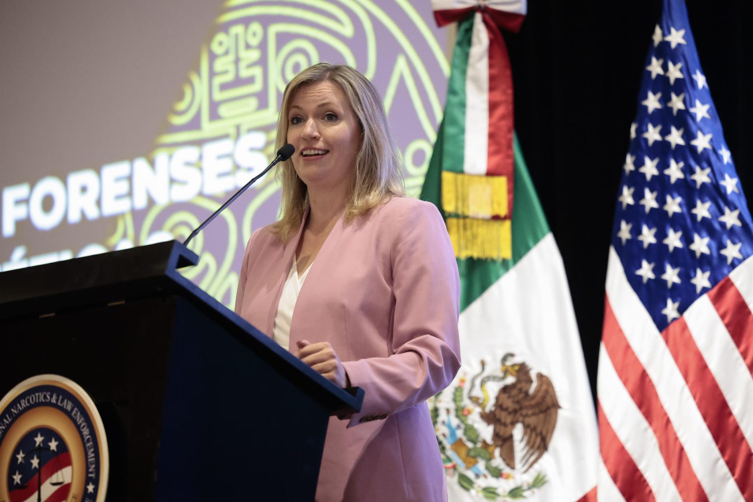 La directora de la Oficina de Asuntos Antinarcóticos y Aplicación de la Ley de la Embajada de Estados Unidos en México, Katie Stana, habla en el foro 'Intercambio de químicos forenses y fiscales en drogas sintética' este miércoles, en Ciudad de México (México). EFE/ José Méndez