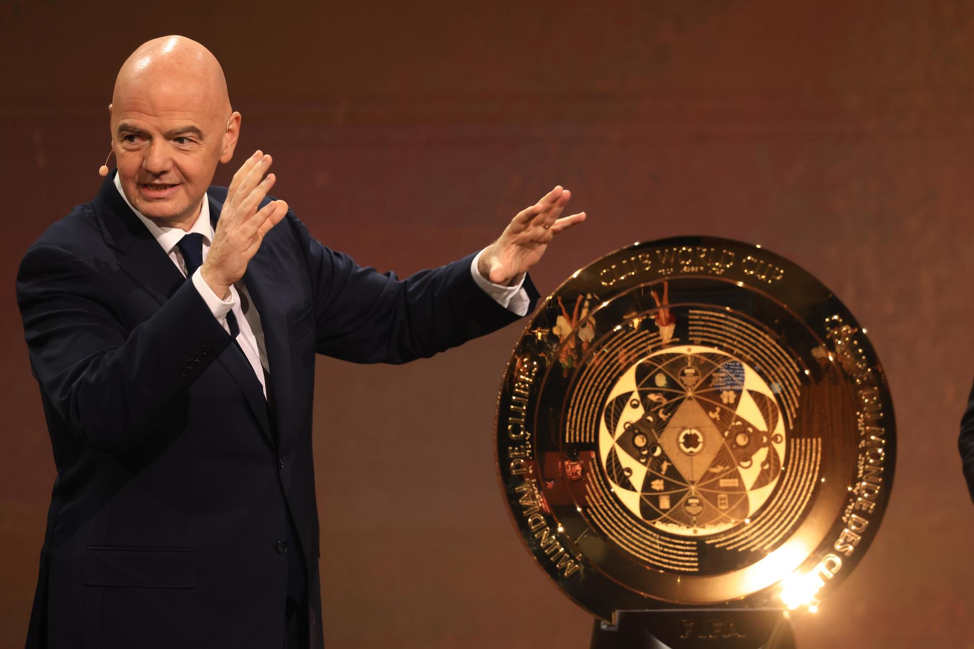 El presidente de la FIFA, Giani Infantino, presenta el trofeo durante la ceremonia del sorteo de la Copa Mundial de Clubes de la FIFA 2025 en Miami, EE. UU. EFE/EPA/CRISTOBAL HERRERA-ULASHKEVICH
