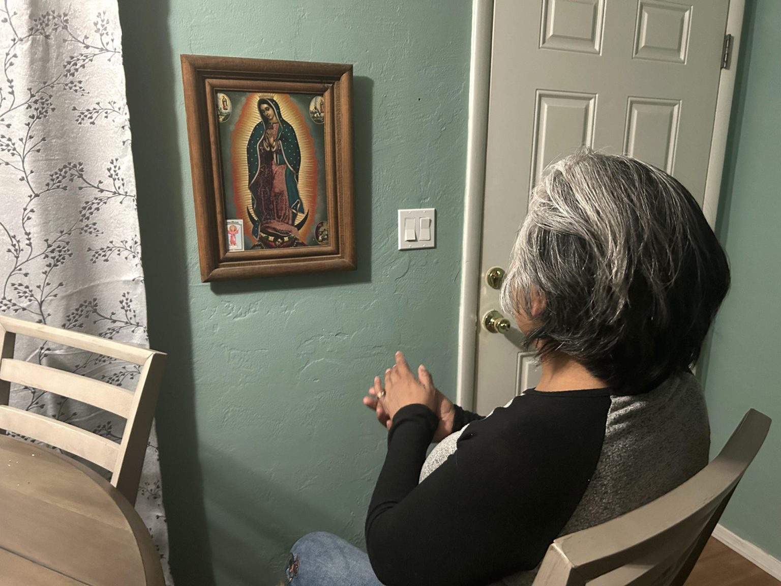 Fotografía del 19 de diciembre de 2024 de la mexicana María Santos (i), y su hijo posando durante una entrevista con EFE en Tucson (Estados Unidos). EFE/ María León