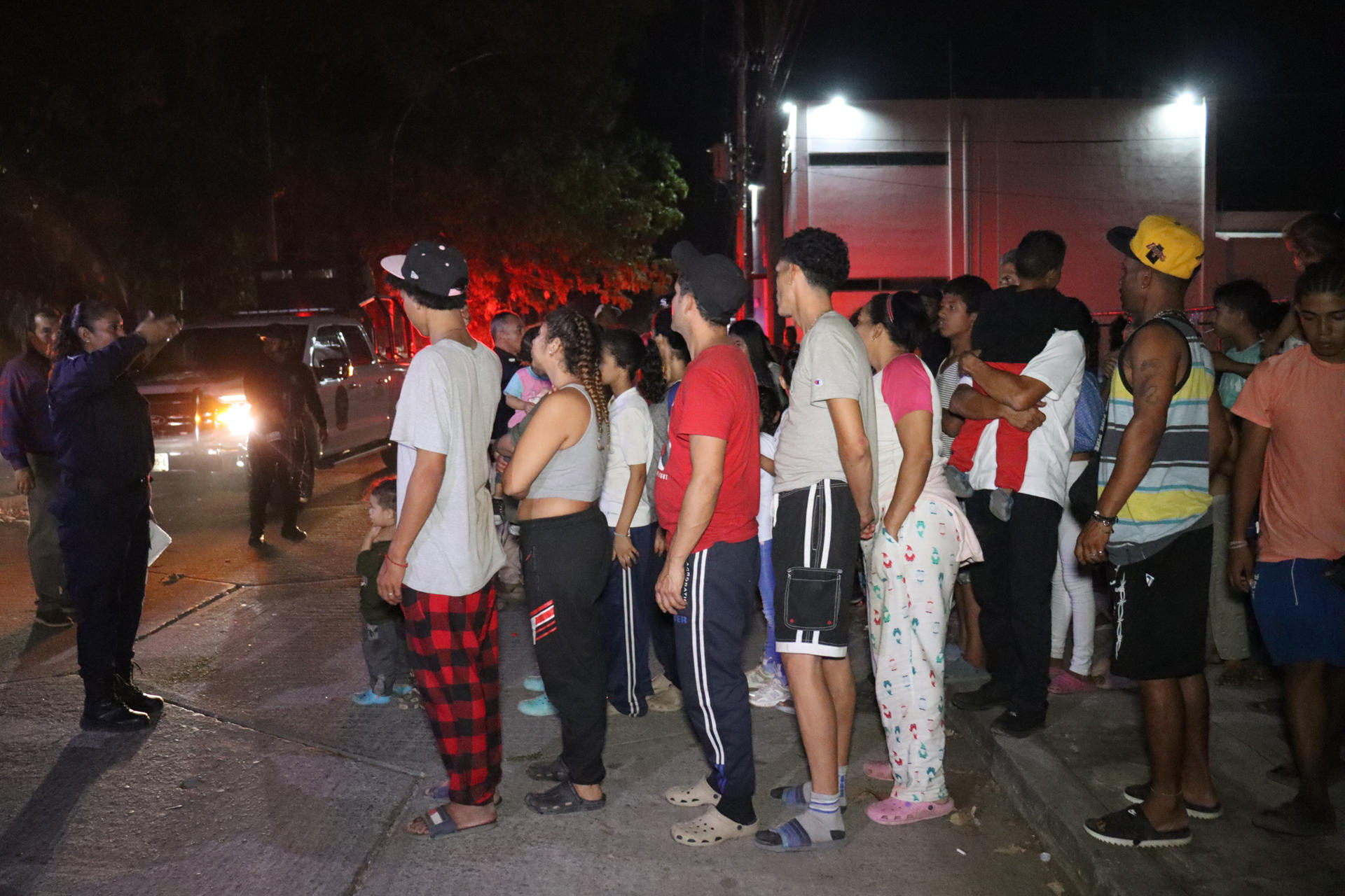 Migrantes se preparan para recibir comida este martes en campamentos improvisados en el municipio de Tapachula en Chiapas (México). EFE/Juan Manuel Blanco
