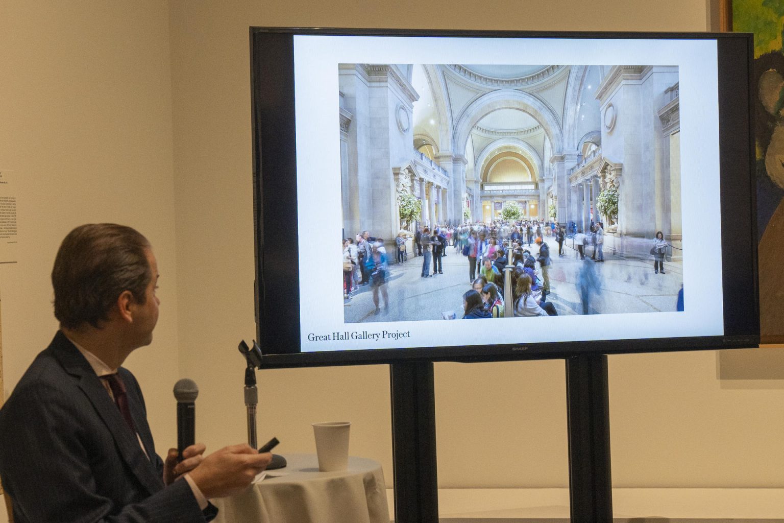 El director y consejero delegado del Museo Metropolitano de Arte de Nueva York (Met), Max Hollein, habla a los medios sobre los nuevos proyectos de renovación este miércoles, en la sede del museo en Nueva York (Estados Unidos). EFE/Ángel Colmenares