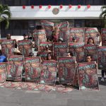 Migrantes y miembros del colectivo de monitoreo de la frontera sur sostienen carteles durante una protesta este miércoles, con motivo del Día Internacional del Migrante en el municipio de Tapachula (México). EFE/ Juan Manuel Blanco