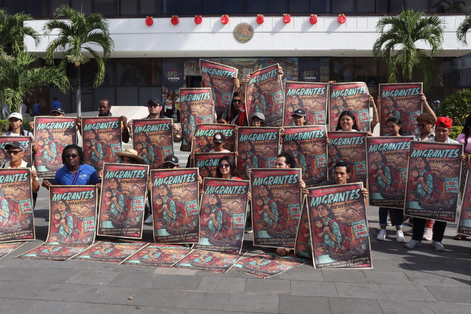 Migrantes y miembros del colectivo de monitoreo de la frontera sur sostienen carteles durante una protesta este miércoles, con motivo del Día Internacional del Migrante en el municipio de Tapachula (México). EFE/ Juan Manuel Blanco