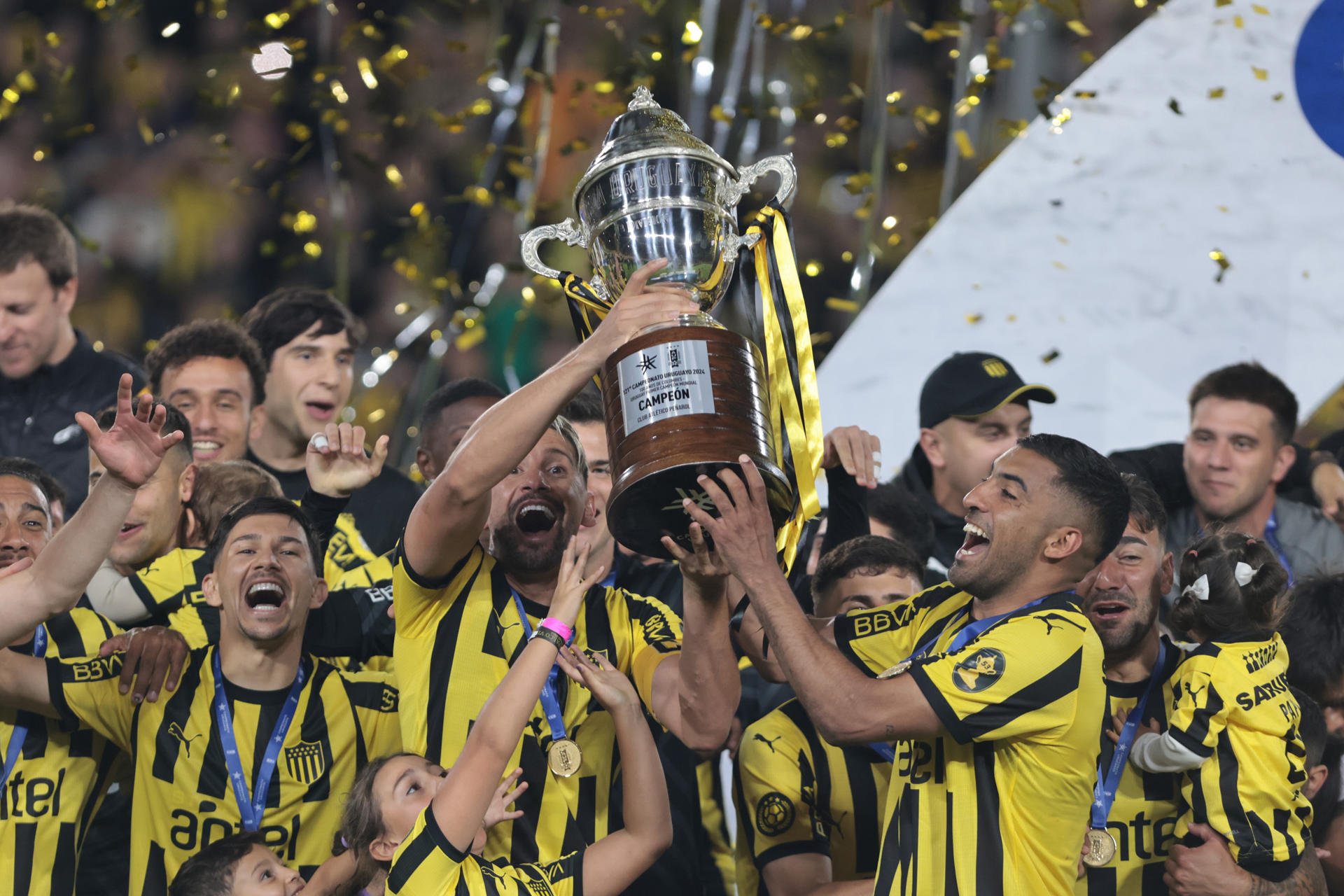 Peñarol derrotó este domingo por 3-1 a Fénix, conquistó el Torneo Clausura y se hizo dominador absoluto en la temporada uruguaya. EFE/ Gastón Britos
