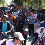 Migrantes hacen fila para resolver su situación migratoria este miércoles, en la ciudad de Tapachula, en el estado de Chiapas (México). EFE/Juan Manuel Blanco