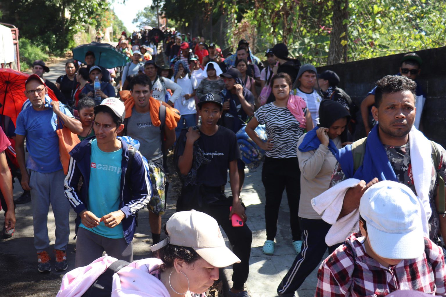 Migrantes hacen fila para resolver su situación migratoria este miércoles, en la ciudad de Tapachula, en el estado de Chiapas (México). EFE/Juan Manuel Blanco