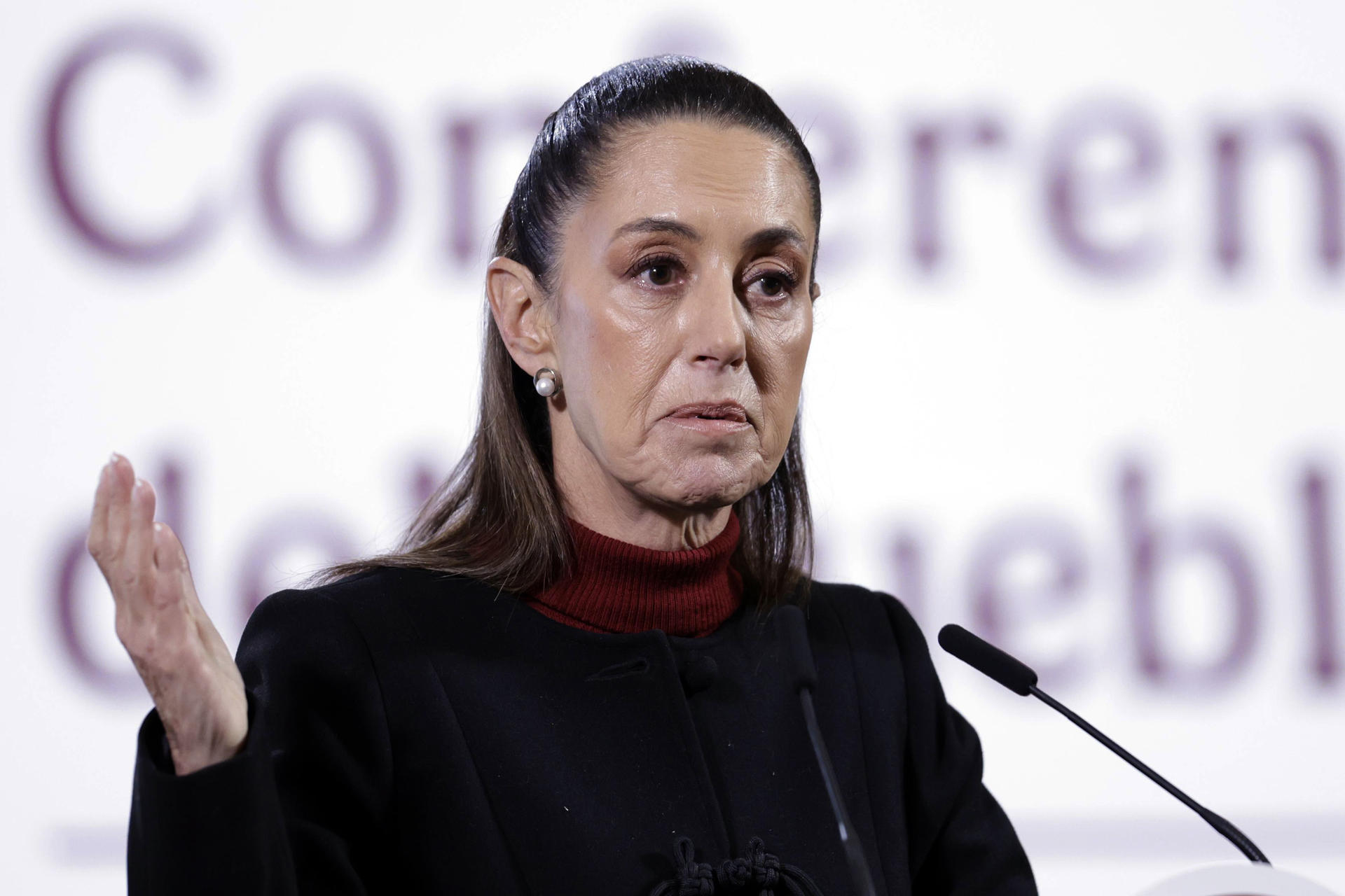 La presidenta de México, Claudia Sheinbaum, habla durante una rueda de prensa este lunes, en el Palacio Nacional de la Ciudad de México (México). EFE/Sáshenka Gutiérrez
