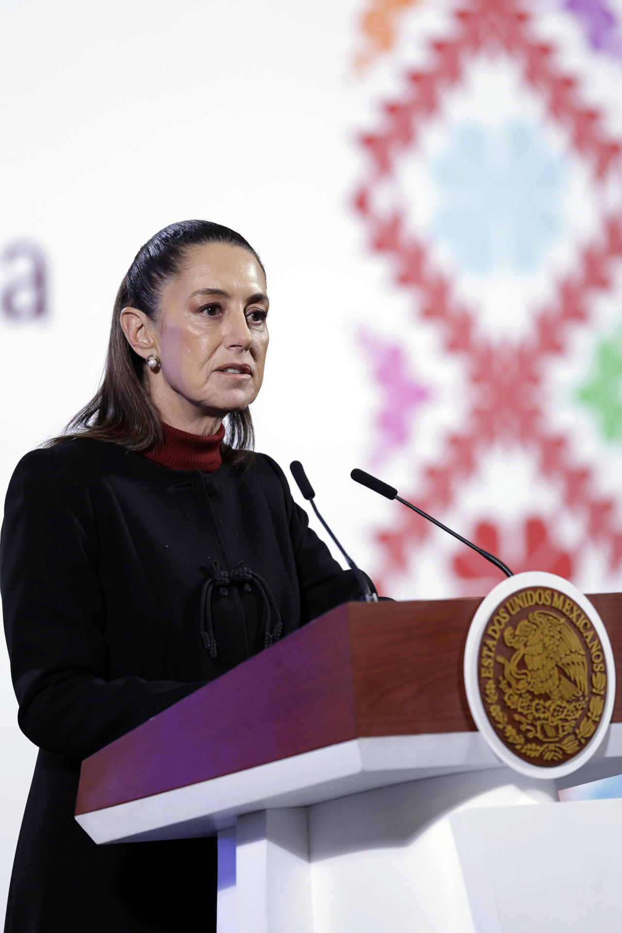 La presidenta de México, Claudia Sheinbaum, habla durante una rueda de prensa este lunes, en el Palacio Nacional de la Ciudad de México (México). EFE/Sáshenka Gutiérrez
