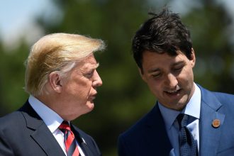 El presidente estadounidense, Donald J. Trump (i), y el primer ministro canadiense, Justin Trudeau (d). Imagen de archivo. EFE/ Neil Hall