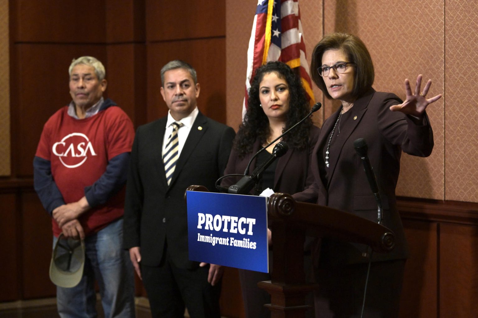 La senadora demócrata de origen hispano, Catherine Cortez Masto, habla junto al senador, Ben Ray Luján (2-i), la representante de la organización política bipartidista FWD.us, Andrea Flores (2-d), y José Cabreras (i), un beneficiario del Estatus de Protección Temporal (TPS) durante una conferencia de prensa este miércoles en el Centro de Visitas del Senado en Washington (EE.UU.). EFE/Lenin Nolly