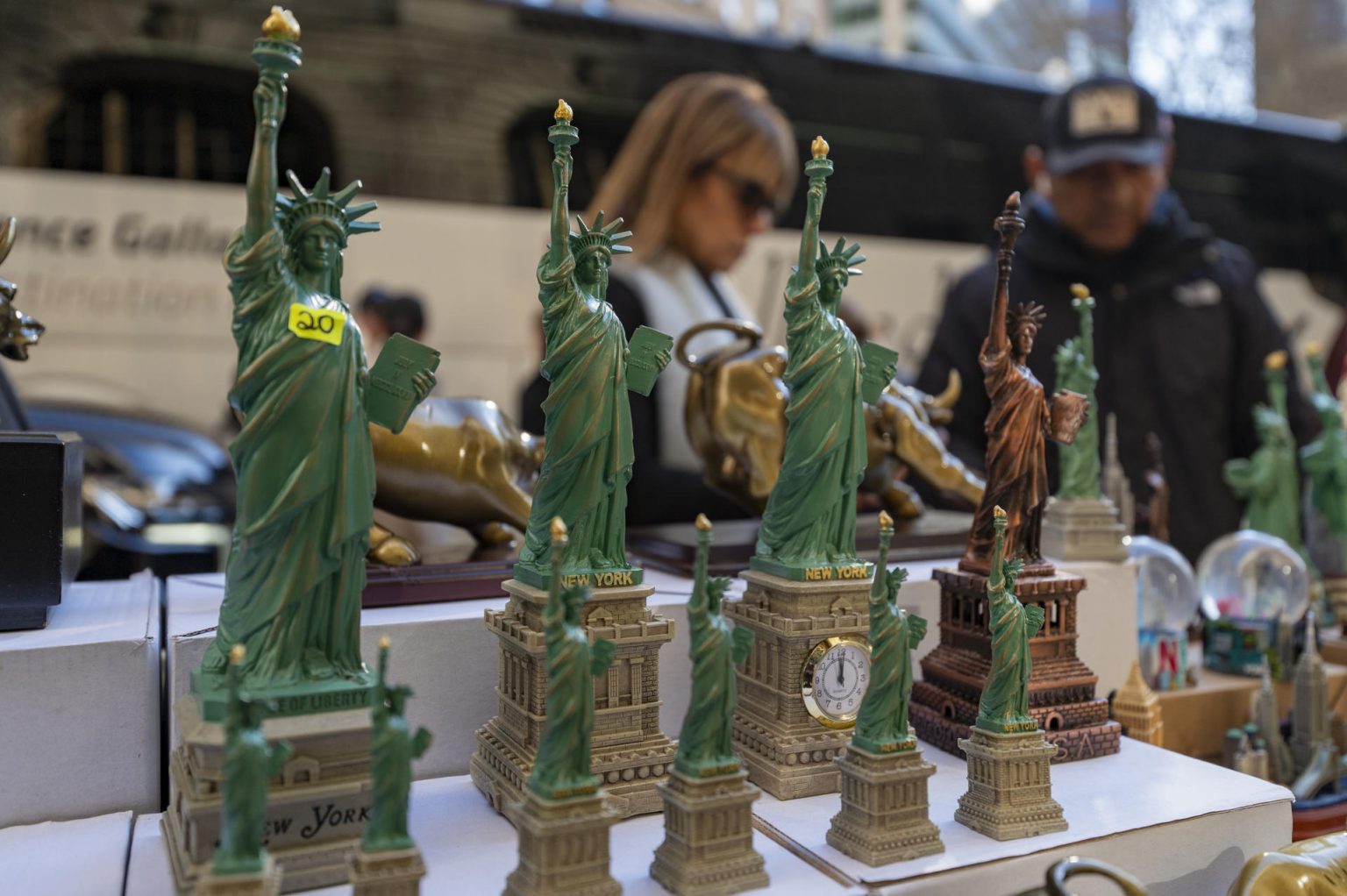 Fotografía de réplicas miniatura de la Estatua de la Libertad a la venta este lunes, en Nueva York (Estados Unidos). EFE/ Angel Colmenares