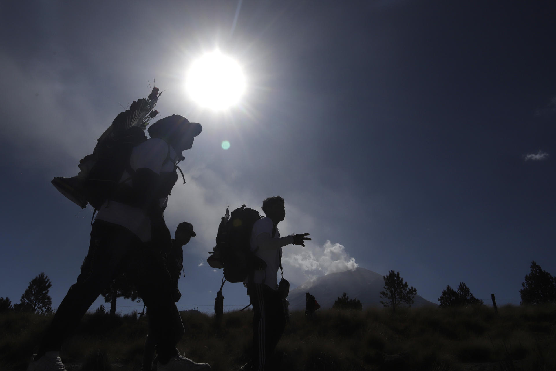 Varios peregrinos caminan rumbo a la Basílica de Guadalupe en la zona de Paso de Cortés este lunes, en Puebla (México). EFE/ Hilda Ríos
