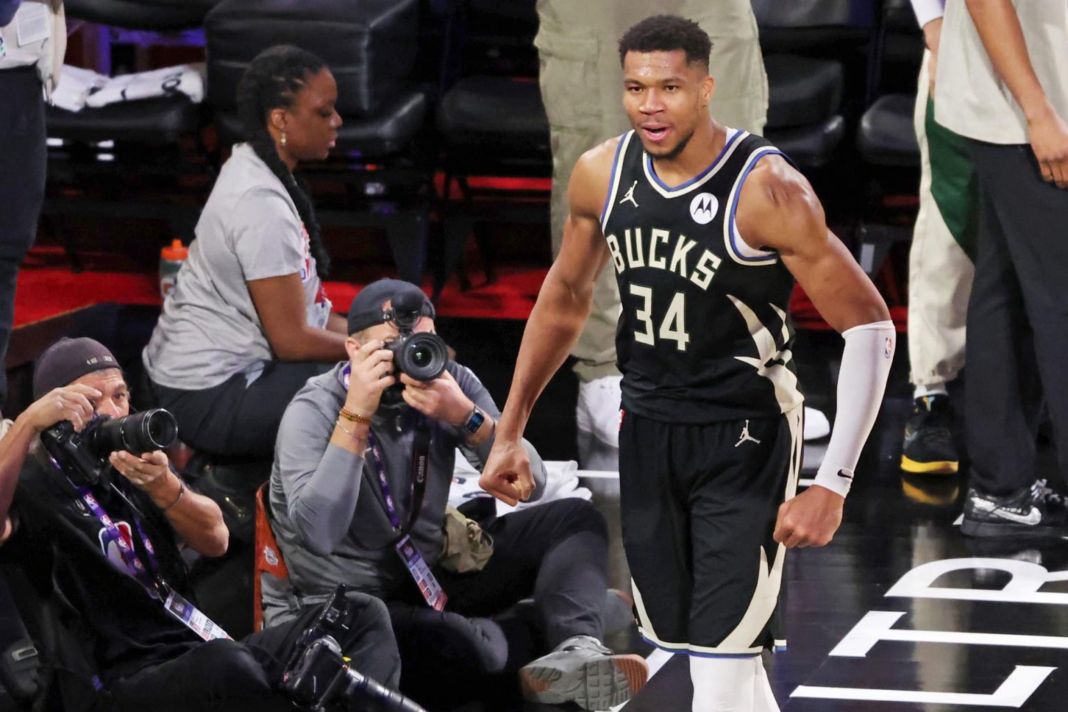 El ala-pívot de los Milwaukee Bucks, Giannis Antetokounmpo, celebra este martes en Las Vegas la conquista de la Copa NBA con un destacado desempeño personal y la obtención del premio de MVP. EFE/EPA/RONDA CHURCHILL SHUTTERSTOCK