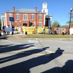 Imagen de archivo de varias personas que protestan frente a la entrada del Centro de Detención de Stewart en Lumpkin, Georgia. EFE/Erik S. Lesser