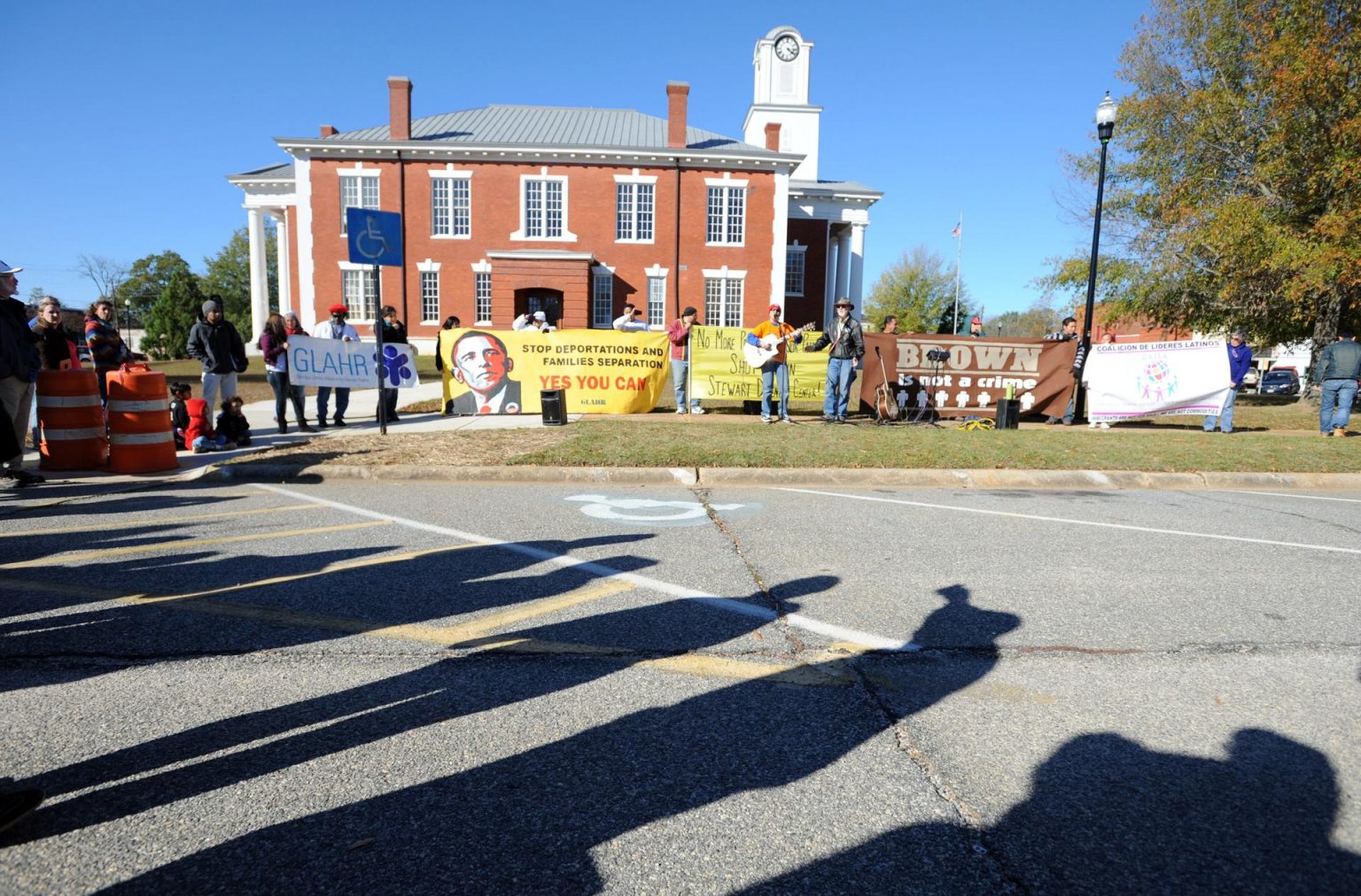 Imagen de archivo de varias personas que protestan frente a la entrada del Centro de Detención de Stewart en Lumpkin, Georgia. EFE/Erik S. Lesser