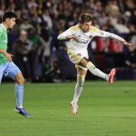 Riqui Puig (dch), durante la final de Conferencia Oeste Galaxy-Sounders. EFE/ALLISON DINNER