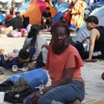 Una migrante descansa en un modulo deportivo este miércoles, en el municipio de Escuintla en el estado de Chiapas (México). EFE/Juan Manuel Blanco