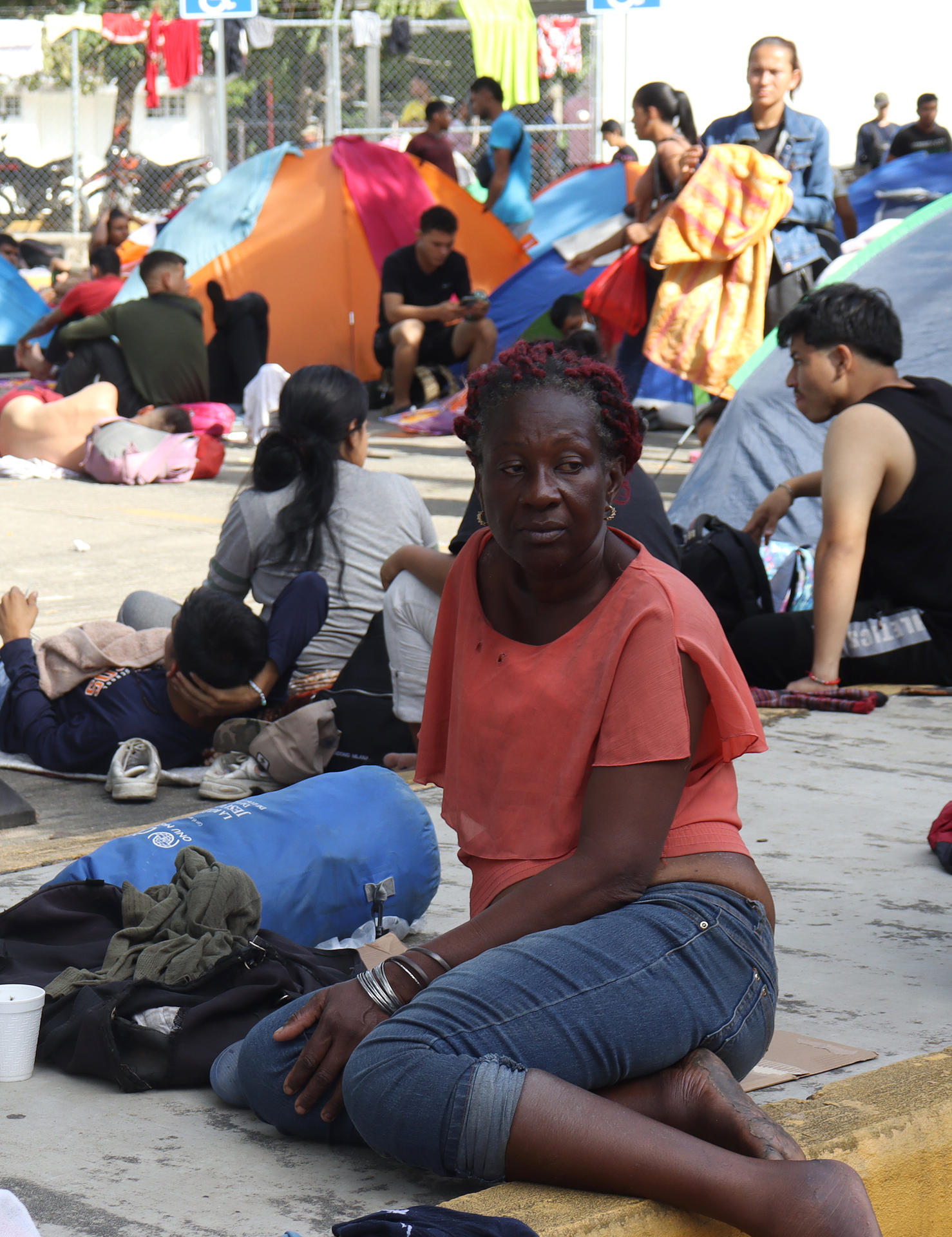 Una migrante descansa en un modulo deportivo este miércoles, en el municipio de Escuintla en el estado de Chiapas (México). EFE/Juan Manuel Blanco