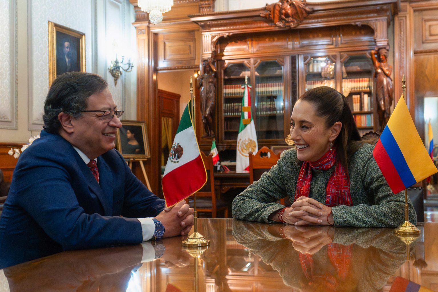 Fotografía cedida por la Presidencia de México de la presidenta de México, Claudia Sheinbaum (d), y su homólogo de Colombia, Gustavo Pedro, durante una reunión de trabajo este lunes, en el Palacio Nacional de Ciudad de México (México). EFE/ Presidencia de México /SOLO USO EDITORIAL/SOLO DISPONIBLE PARA ILUSTRAR LA NOTICIA QUE ACOMPAÑA (CRÉDITO OBLIGATORIO)