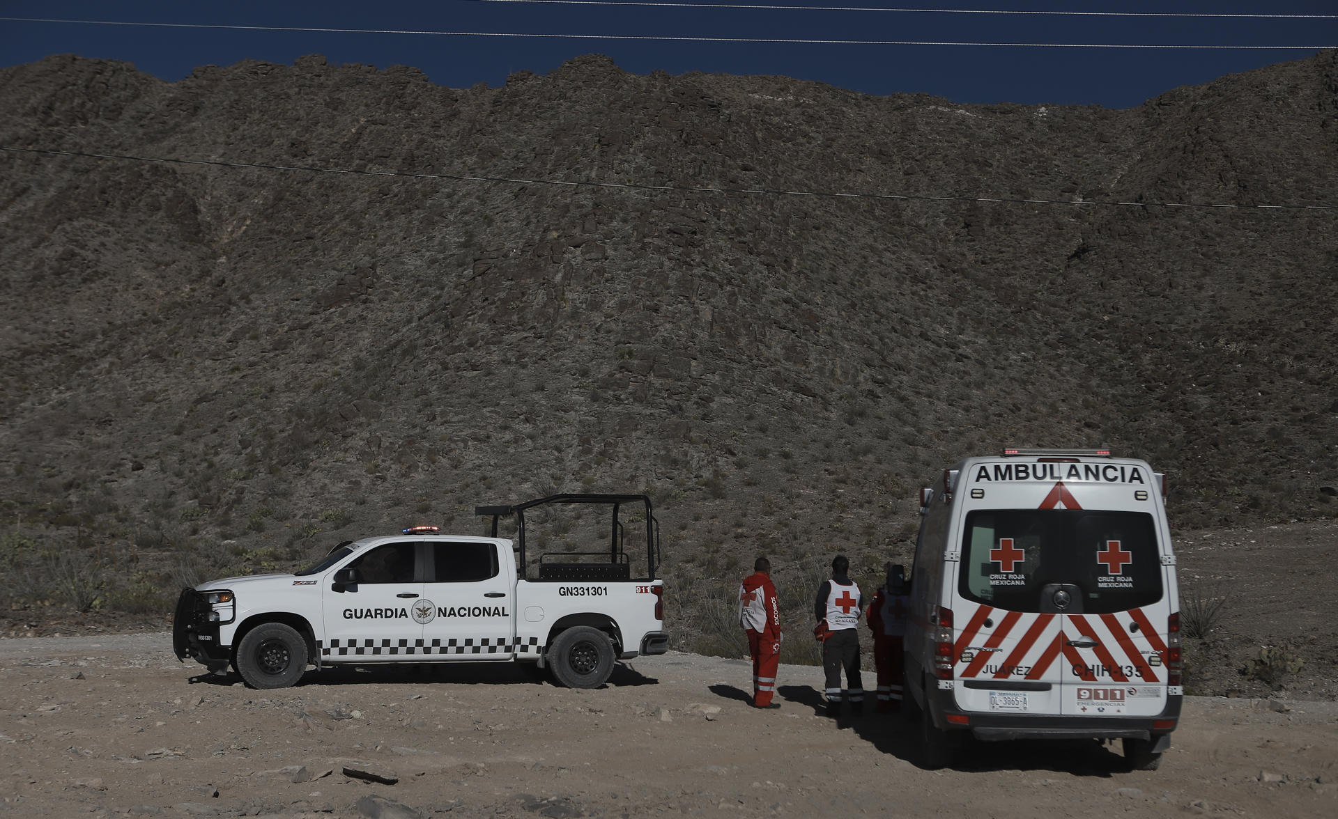 Personal de la Cruz Roja Mexicana acude a la zona donde fue encontrado el cuerpo de un agente del Instituto Nacional de Migración de México (INM), este lunes en Ciudad Juárez (México). EFE/ Luis Torres
