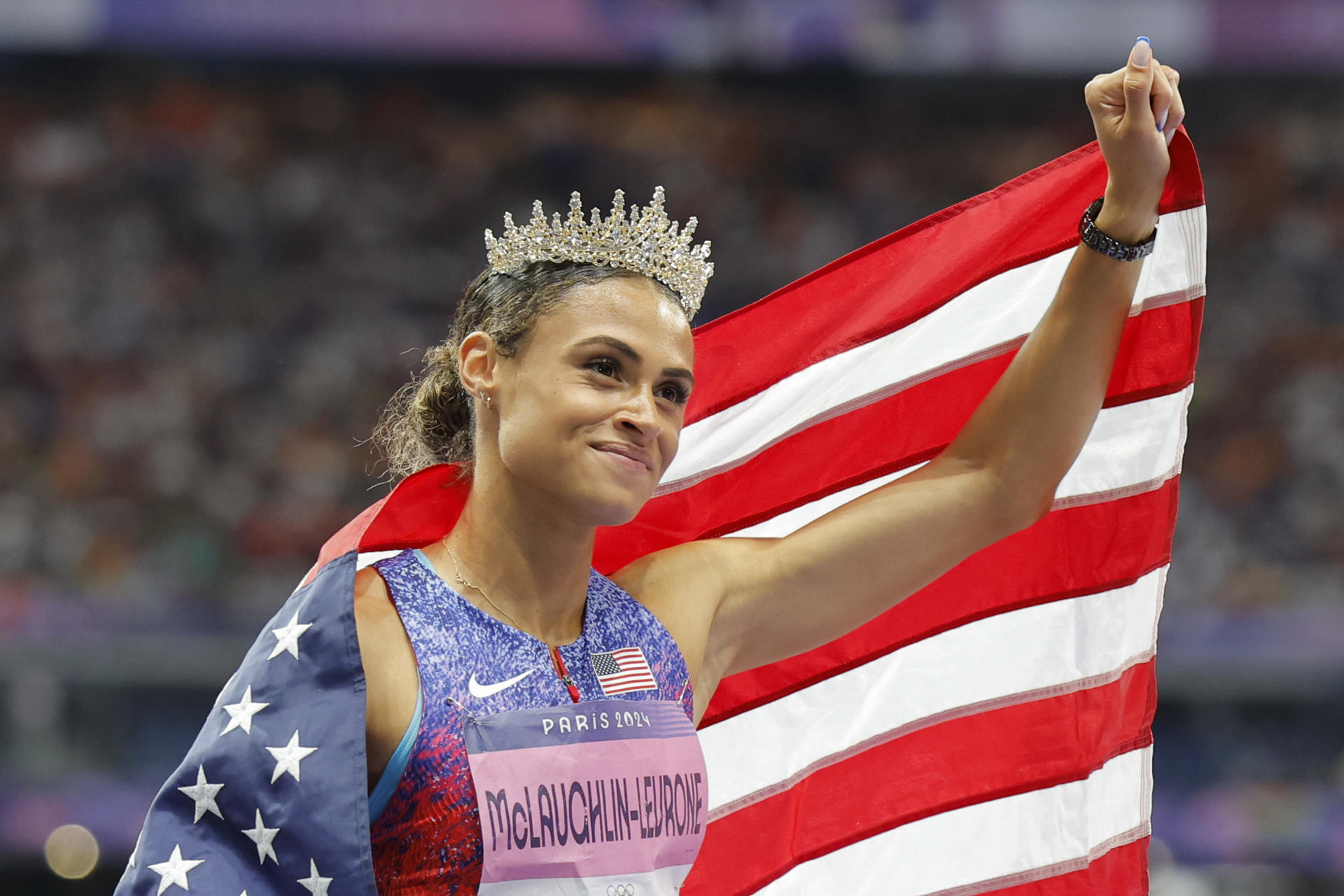 La atleta estadounidense Sydney McLaughlin-Levrone al celebrar la consecución del récord del mundo y la medalla de oro de la prueba femenina de los 400 m con vallas de los Juegos Olímpicos París 2024, el pasado 7 de agosto, en la capital gala. EFE/ Lavandeira Jr
