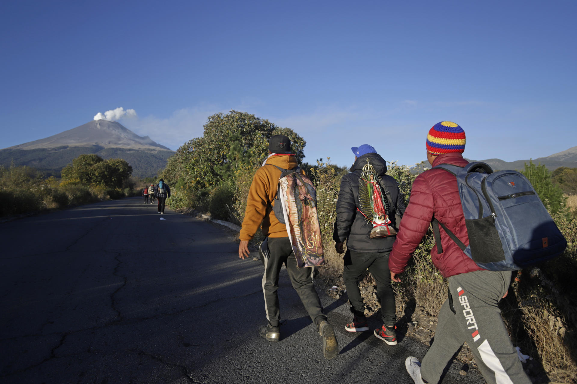 Un grupo de peregrinos camina rumbo a la Basílica de Guadalupe en la zona de Paso de Cortés este lunes, en Puebla (México). EFE/ Hilda Ríos
