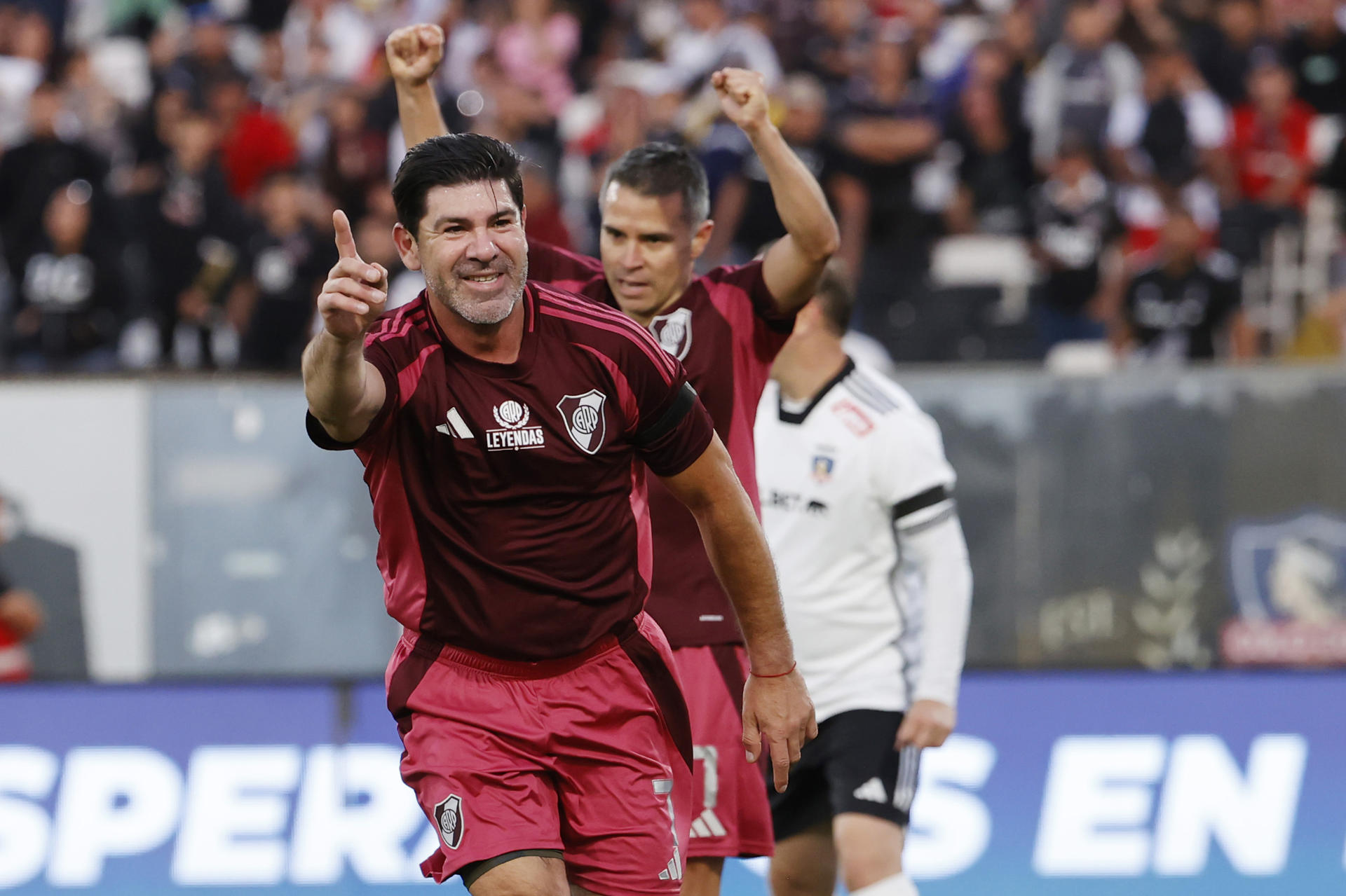 El exdelantero chileno Marcelo Salas (c), ídolo de de River Plate, celebra el golazo que anotó este sábado al equipo de leyendas de Colo Colo en el estadio Monumental, en Santiago. EFE/Elvis González
